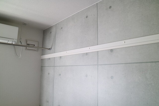 物件内観写真16　(クローゼットの他に壁にハンガー掛け)