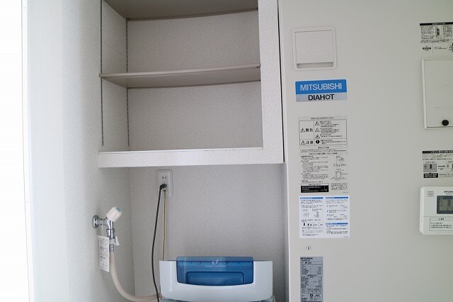 物件内観写真26　(洗濯機上部にある収納棚)