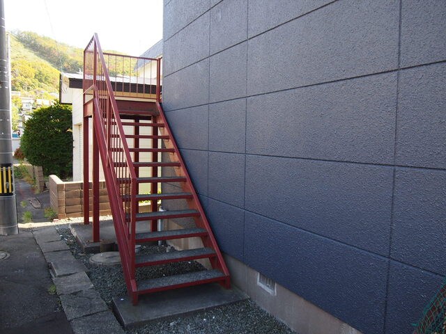 物件外観写真2　(建物階段)