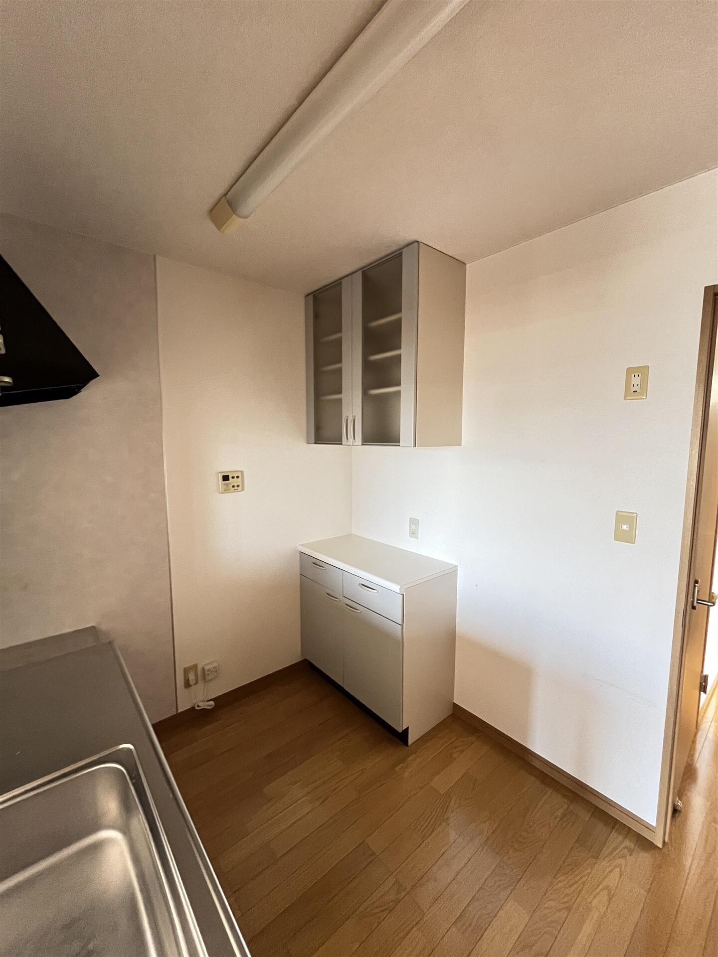 物件内観写真4　(キャビネットが備え付けてあります)