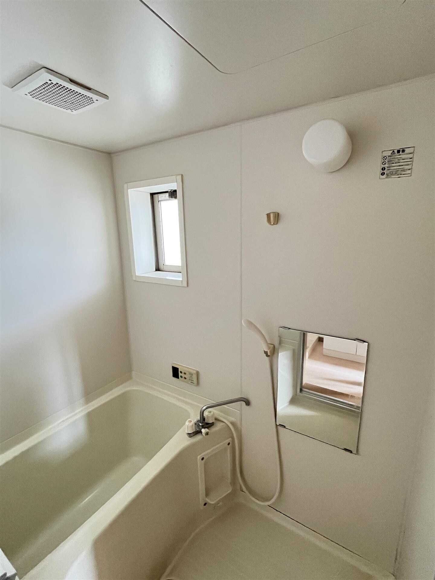 物件内観写真5　(バスにも窓があり換気に便利です)