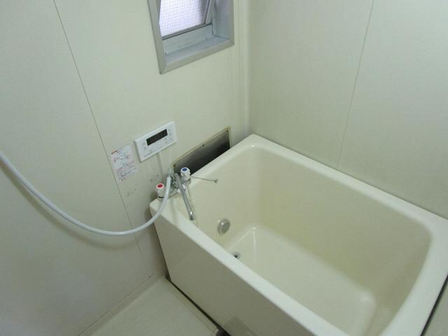 物件内観写真7　(追い焚き設置　窓もあり明るいお風呂です)