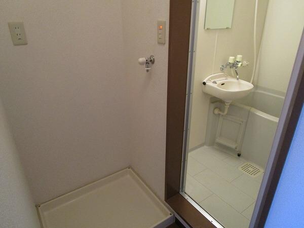 物件内観写真6　(洗濯機置き場)