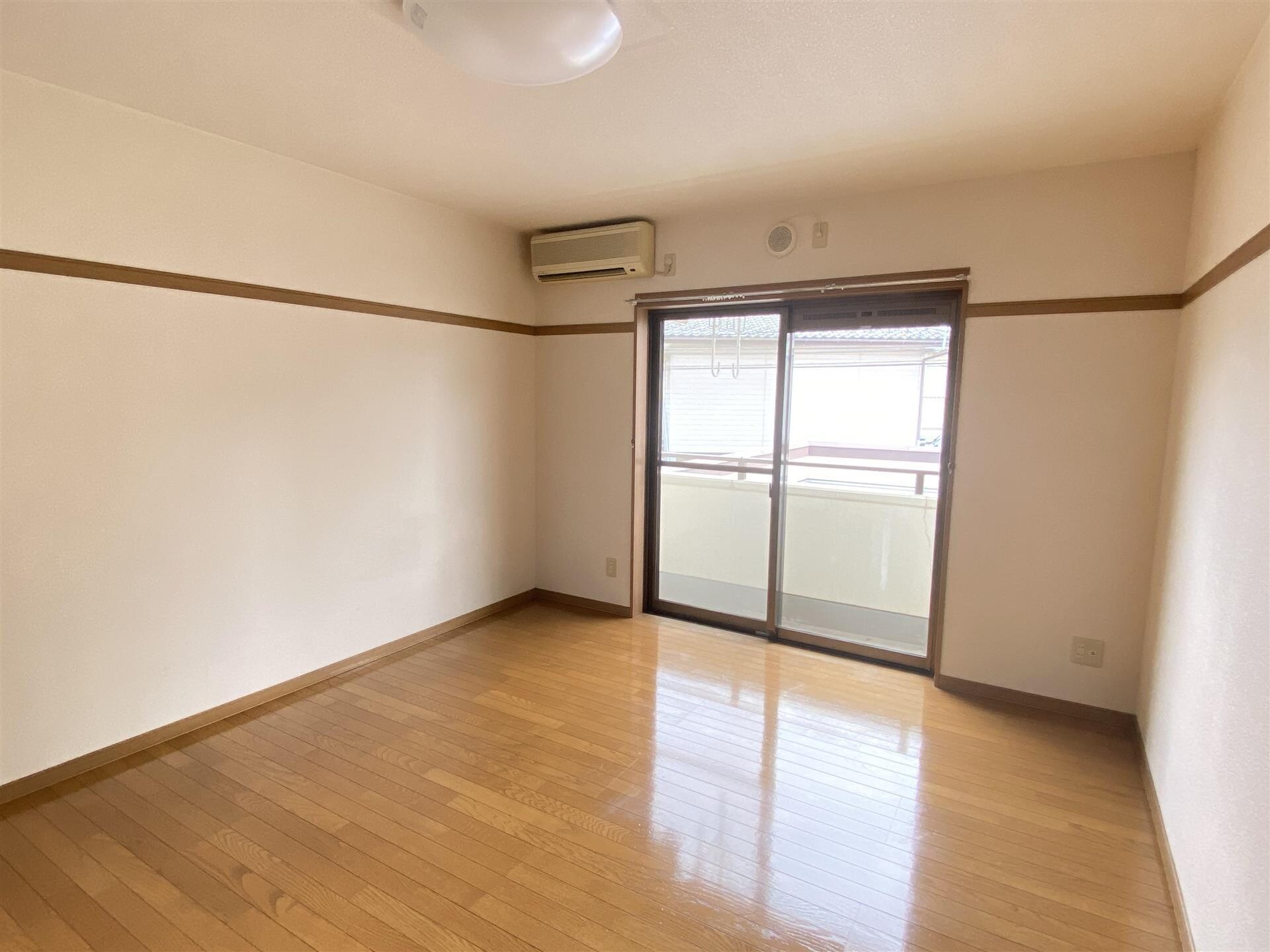 物件内観写真2　(明るい洋室　エアコン有)
