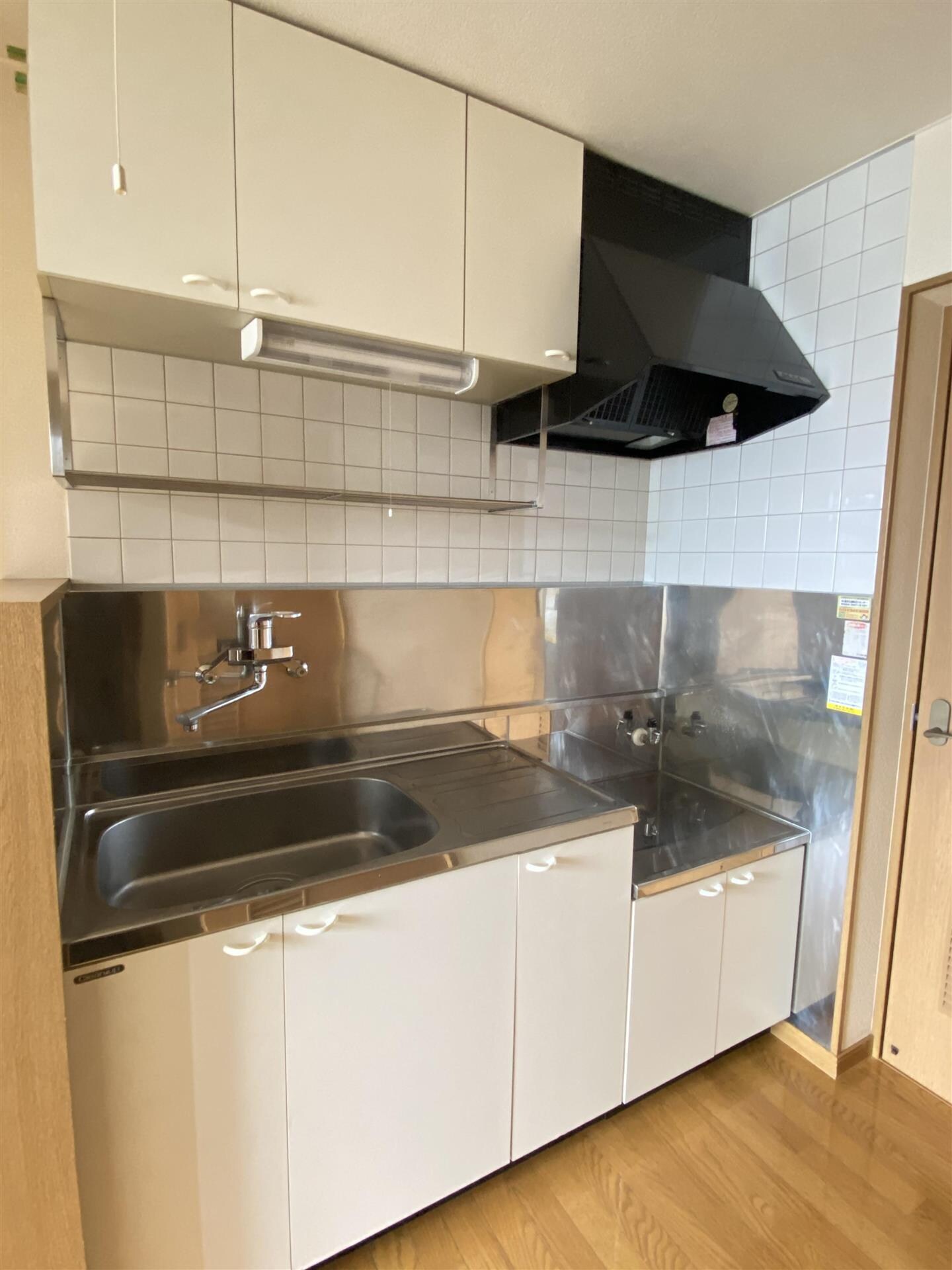 物件内観写真3　(タイル張りで掃除がしやすいキッチン)