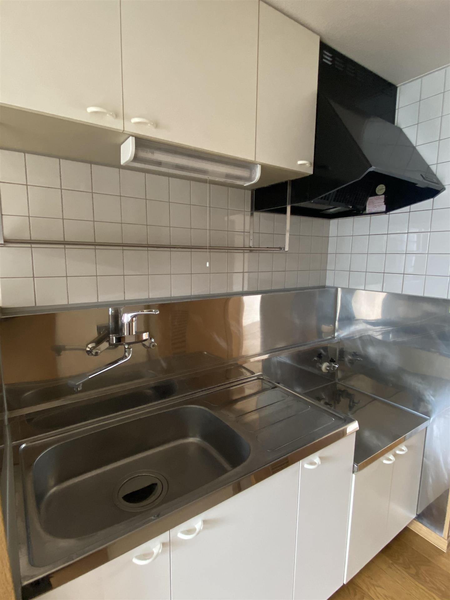 物件内観写真3　(タイル張りで掃除しやすいキッチン)