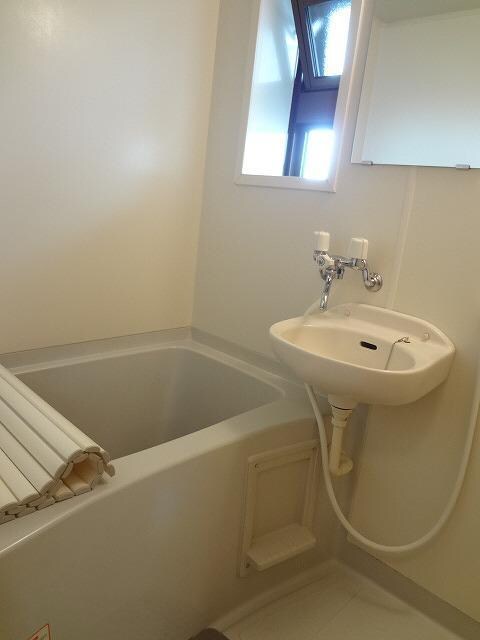 物件内観写真4　(2点ユニット　窓有)