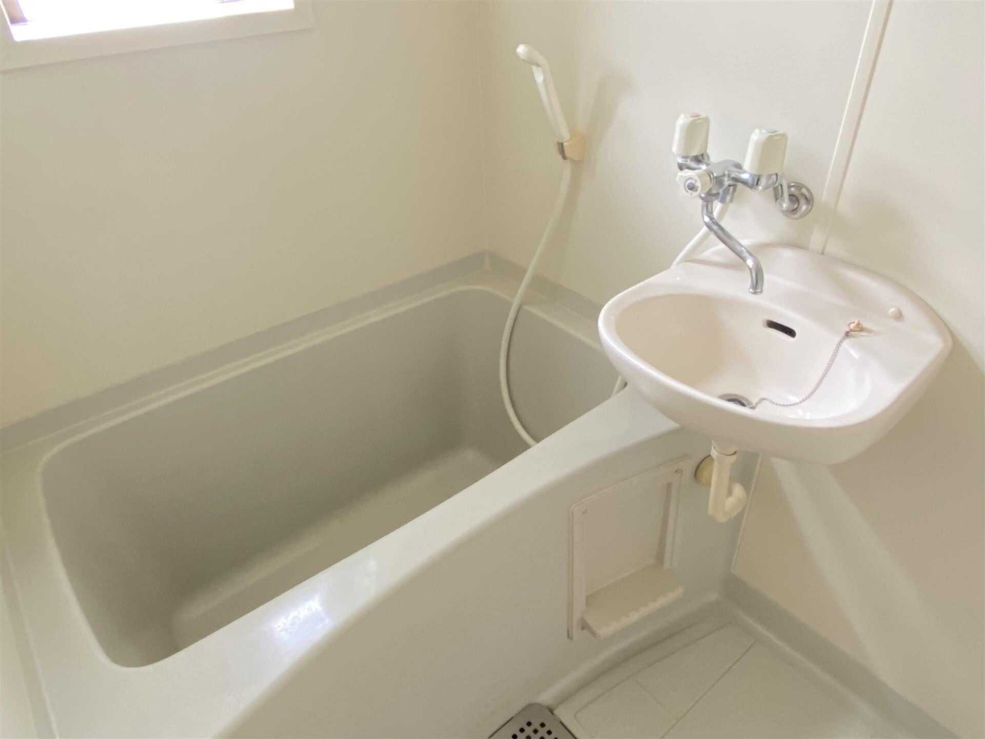 物件内観写真4　(浴室　窓有)