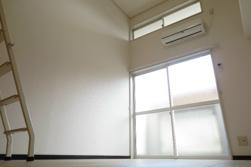 物件内観写真2　(エアコン付です)