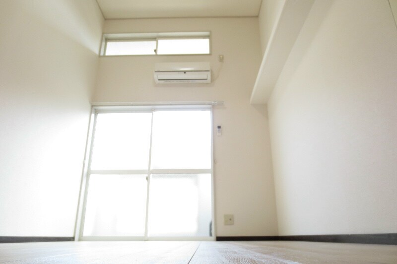 物件内観写真4　(天井の高いお部屋です)