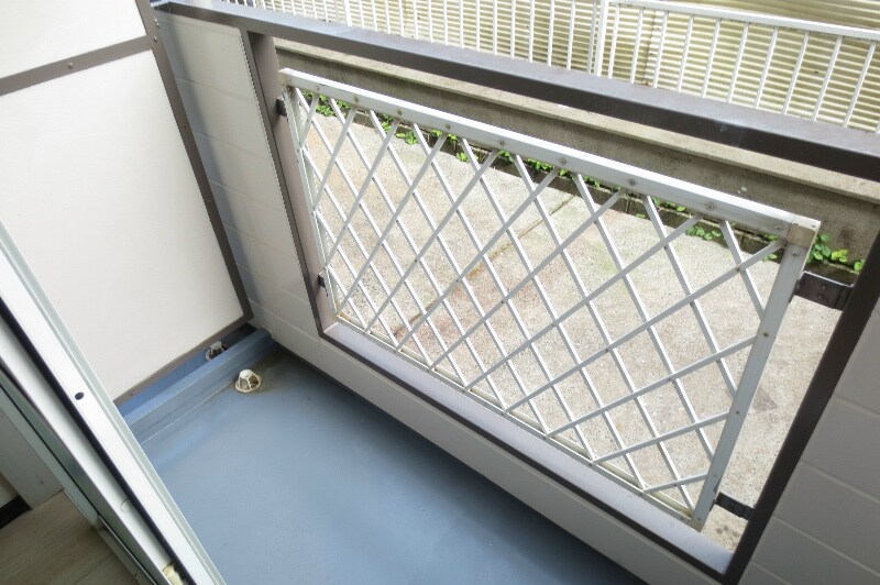 物件内観写真8　(ベランダもキレイに塗装しました)