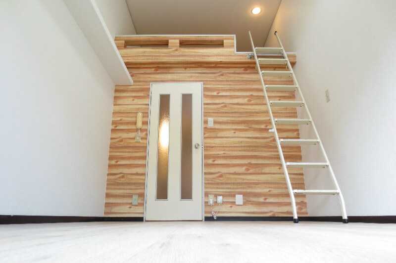 物件内観写真10　(左手に棚が付いています)