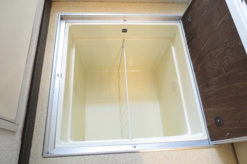 物件内観写真11　(床下収納)