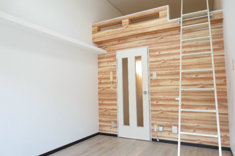 物件内観写真14　(木目調の壁紙)