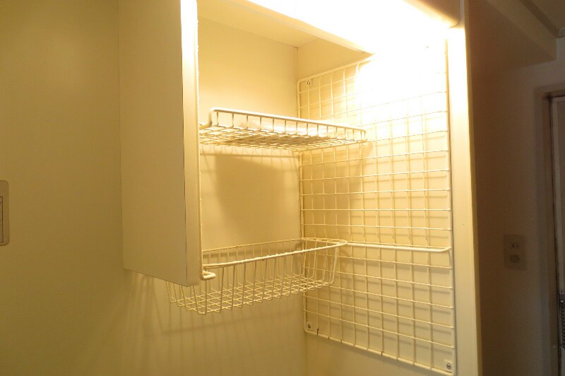 物件内観写真21　(棚は網になっているので洗い物を乾かせます)