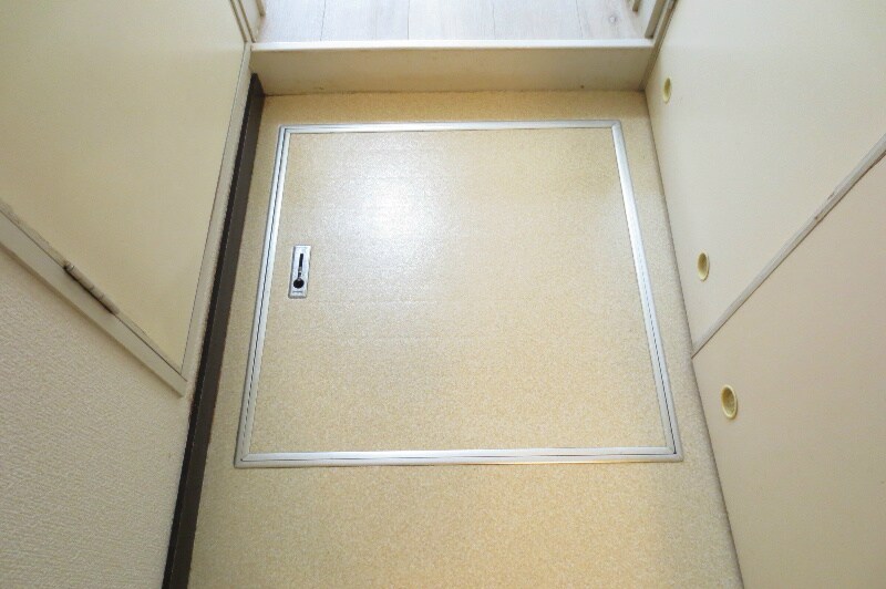 物件内観写真28　(床下収納)