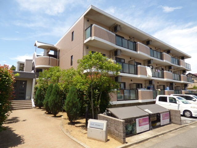 物件外観写真2　(3階建てのマンション♪)