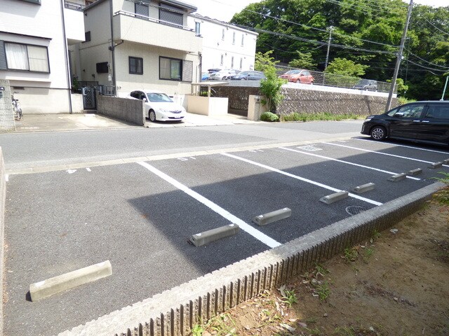 物件外観写真3　(敷地内駐車場♪空き要確認です。)