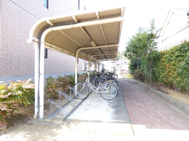 物件外観写真4　(駐輪場♪)