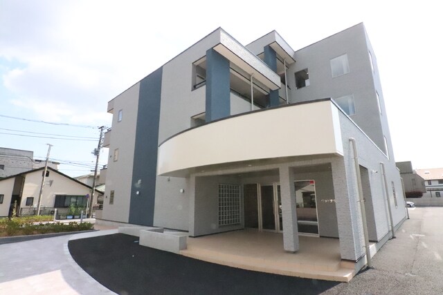 物件外観写真1　(2024年3月築。エレベーター付きの4階建アパートです。)