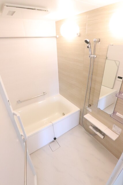 物件内観写真9　(追い焚き機能付きの浴室です。)