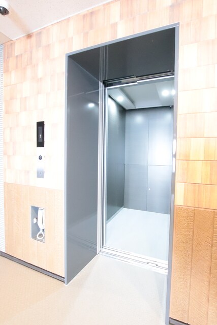 物件外観写真3　(エレベーター１基)