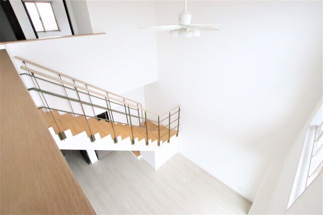 物件内観写真10　(階段上からの景色です)