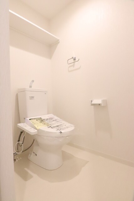 物件内観写真11　(温水洗浄便座付きトイレです。)