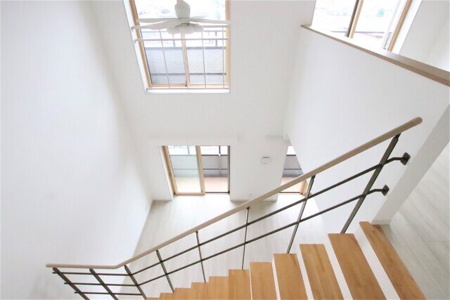 物件内観写真13　(階段上からの景色です)