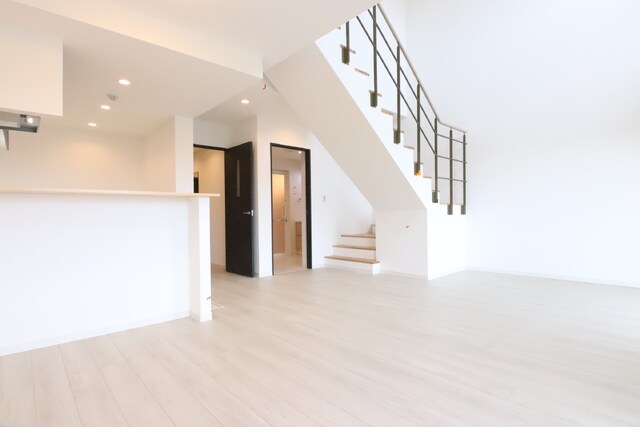 物件内観写真15　(16.8帖の広々としたリビングです。)