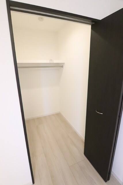 物件内観写真16　(ウォークインクローゼットは嬉しいですね。)