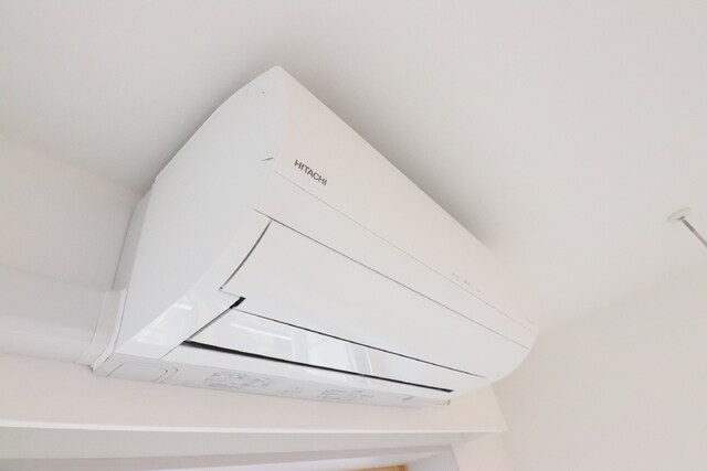 物件内観写真17　(リビングに１基エアコン完備。)