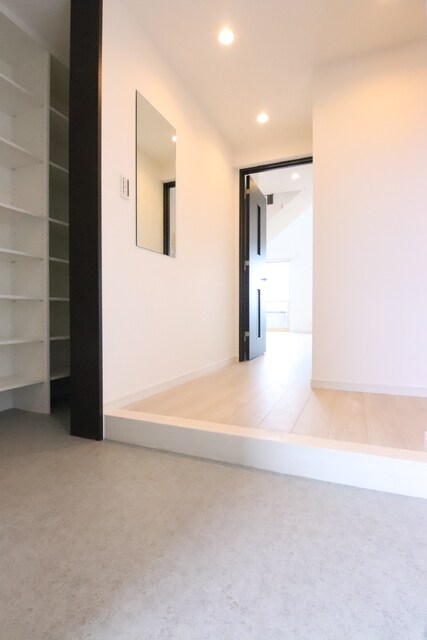 物件内観写真18　(広々とした玄関スペースです。)