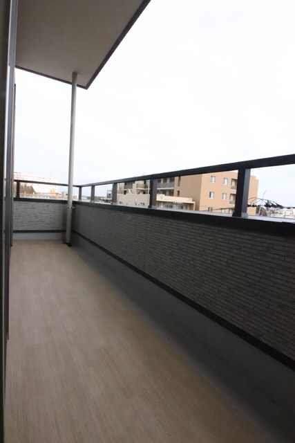 物件内観写真22　(広々とした南東向きのバルコニーです。)