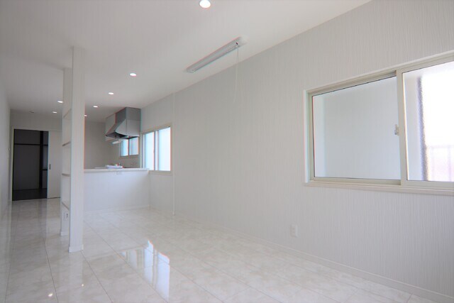 物件内観写真2　(リビングです)