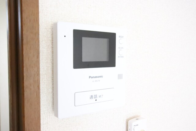 物件内観写真10　(TVモニタ付きドアフォンがついているので、来賓者のお顔をご確認いただけます)