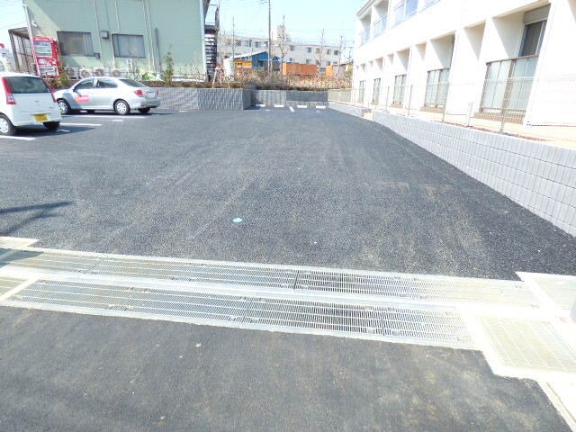物件外観写真3　(敷地内駐車場　空要確認)