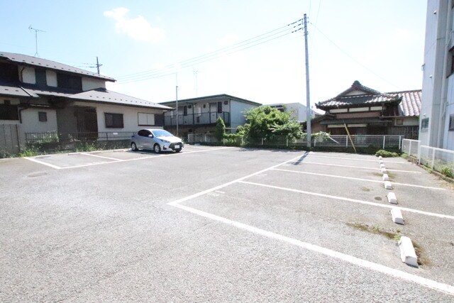 物件外観写真3　(敷地内駐車場（空き要確認）)