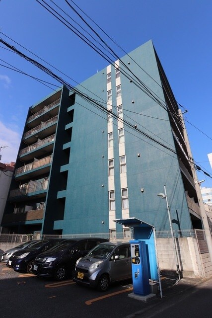 物件外観写真2　(お洒落な色の外観です。)