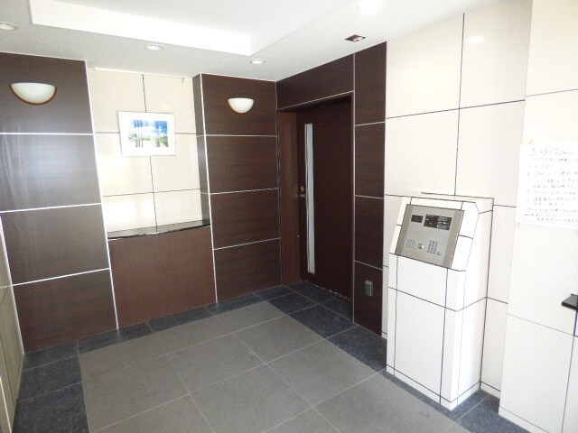 物件外観写真4　(オートロック付きのマンションです)