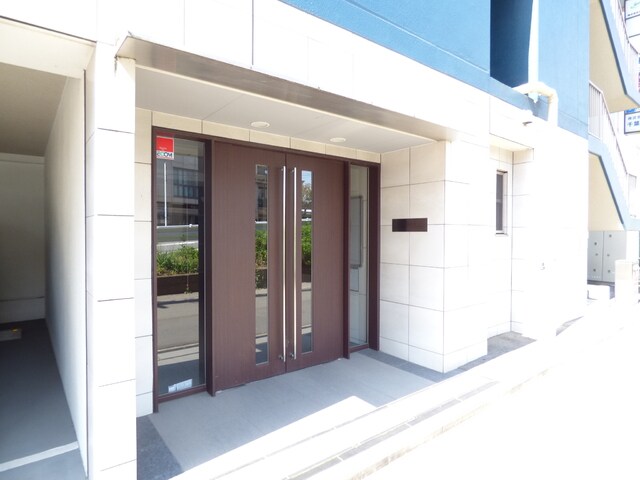 物件外観写真5　(素敵なエントランスです。オートロック＆宅配ＢＯＸ＆集合ポストあります。)