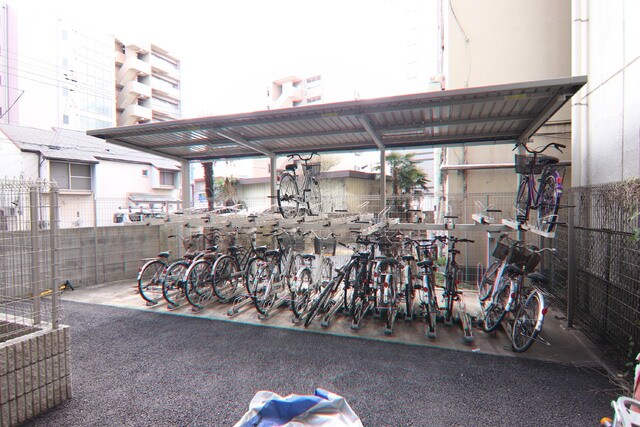 物件外観写真6　(駐輪場は２段式となり屋根付きですよ)