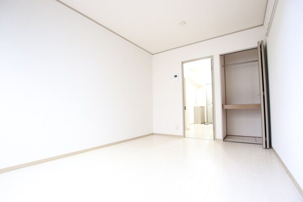 寝室(お部屋の構成が考えやすいシンプルなお部屋になります！)