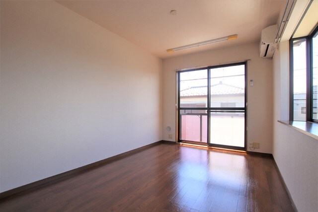 物件内観写真7　(明るい印象のお部屋です)