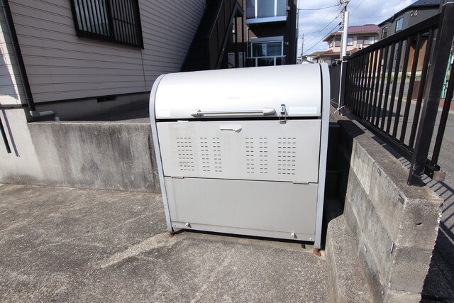 物件外観写真4　(ゴミ捨て場もあります)