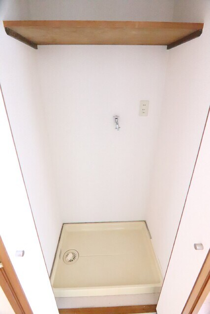 物件内観写真18　(折戸付きの洗濯機置き場です。)