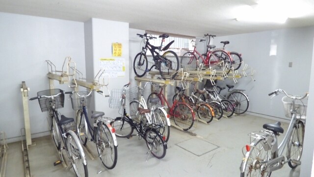 物件外観写真4　(駐輪場は敷地内にあります)