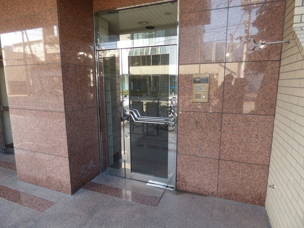 エントランス(居住されている方専用のオートロック玄関です。)