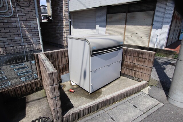 物件外観写真3　(敷地内ゴミ置き場あります)