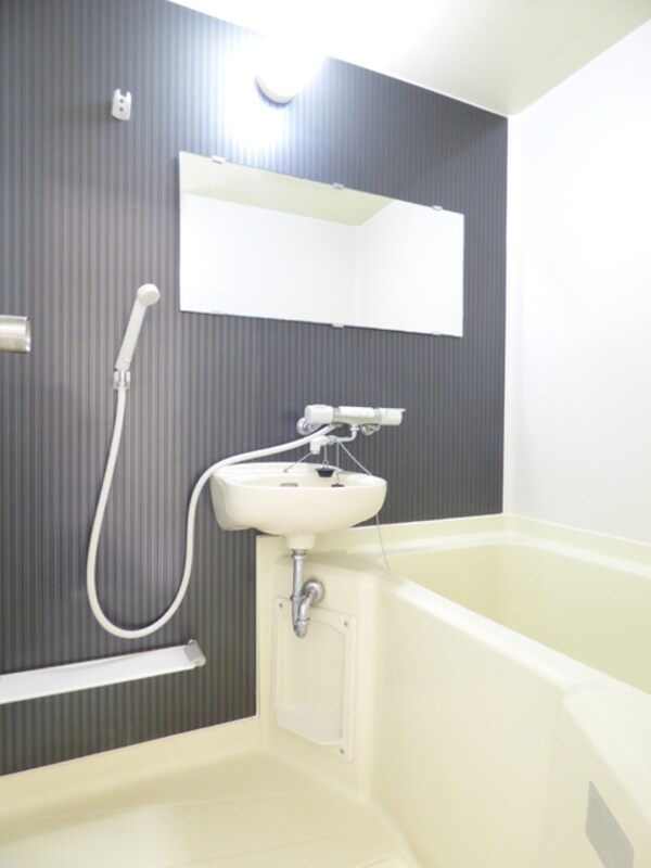 バス／シャワールーム等(お洒落なアクセントフィルムを採用した浴室です♪)